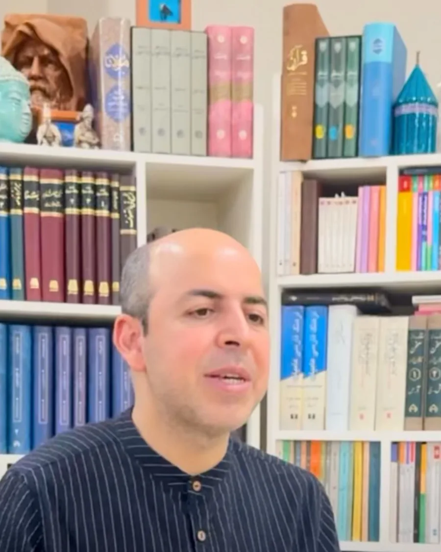 دکتر محمدجواد اعتمادی در کتابخانه